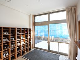 明るいエントランス風景