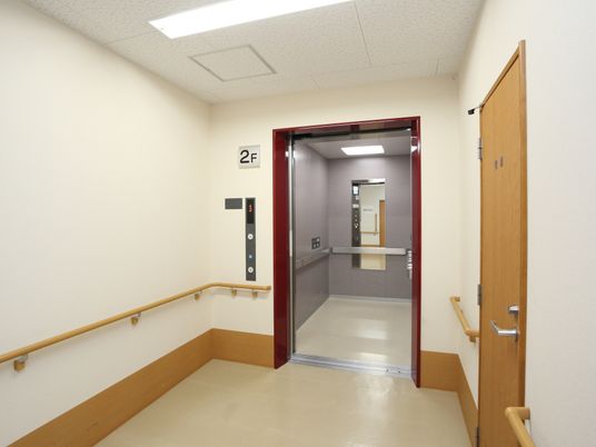手すり付き廊下とエレベーター