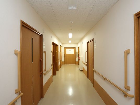 手すり付きの明るい廊下