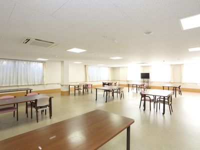 広々とした明るい食堂