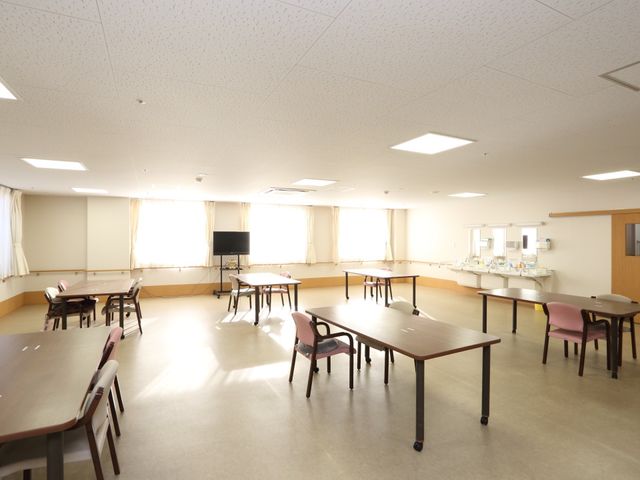 広々とした明るい食堂 リビング ゆとりあるスペースの食堂で、居心地の良い時間を提供しています。異なるサイズのテーブルが配置され、使いやすさを考慮した作りになっています。