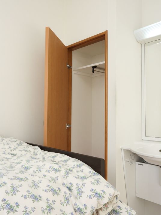 居室のクローゼットと洗面台