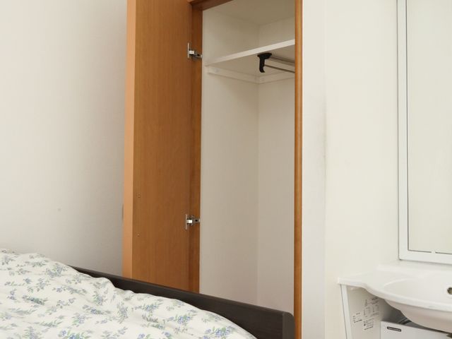居室のクローゼットと洗面台 収納 整然とした居室には、収納に便利なクローゼットと清潔感のあふれる洗面台が備え付けられており、快適な生活空間が保たれています。