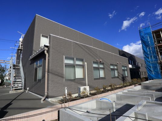 現代的な外観の建物