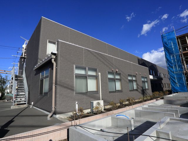現代的な外観の建物 外観 清潔感のあるモダンな建築デザインが特長の施設です。ゆったりとした空間が広がる安心の職場環境をご提供いたします。