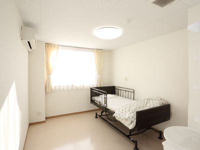 明るい個室のベッドと窓