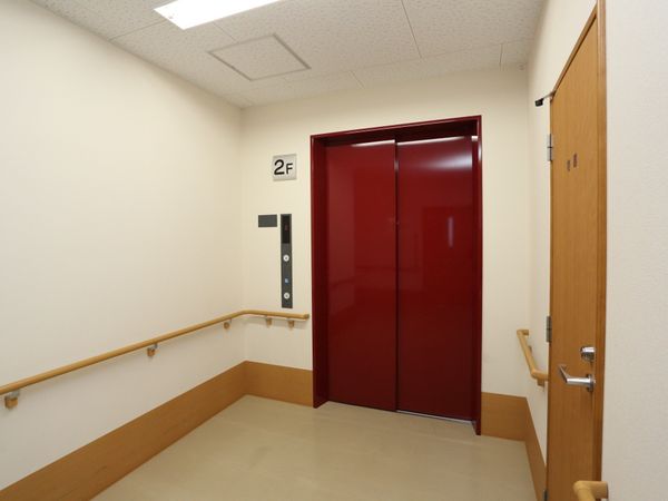 清潔な廊下とエレベーター