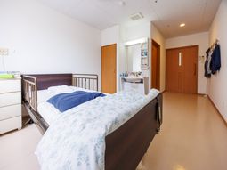 明るい居室のベッド  