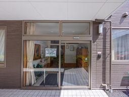 ガラス扉の入口  