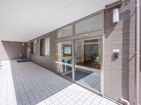 日差しの入る玄関  