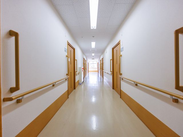 手すり付き廊下 廊下   明るい照明が続く、手すり付きのまっすぐな廊下です。居室の出入りがしやすそうで、見通しのよい動線になっています。