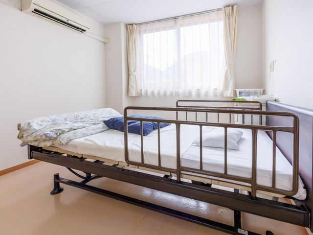 明るい居室のベッド  