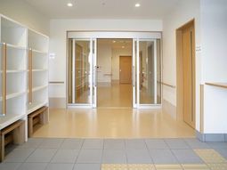 明るい清潔なエントランス