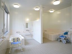 清潔な浴室の内観