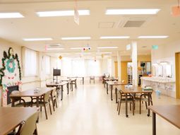 広い明るいダイニングルーム