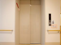 清潔感あるエレベーター前