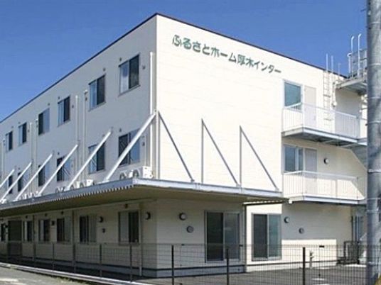 白い建物の外観