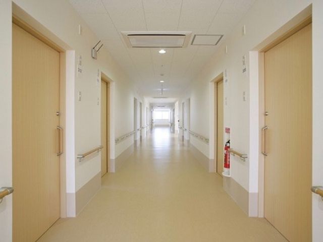 清潔感ある明るい廊下 廊下 明るく清潔感のある廊下は、ゆったりとした移動空間を提供しており、働く環境としても快適です。