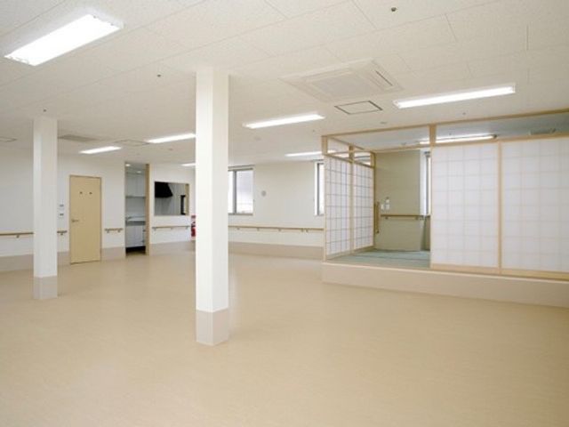 明るい広々とした和室 食堂 床が広く明るい和室です。座敷での様々な活動やリラックスタイムに適しています。