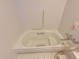 バリアフリー設計の浴室