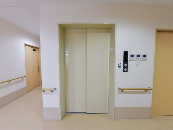 廊下のエレベーター