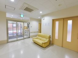 明るい廊下とソファ