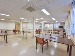 明るい食堂の様子