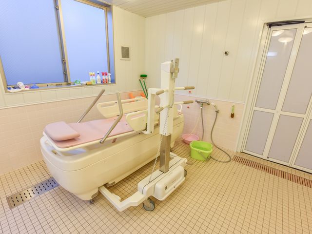 バリアフリーの浴室設備 リフト付き浴槽 設備が充実した清潔な浴室です。安全に配慮されたバリアフリー設計で、ご利用者の快適さを考えた空間となっています。