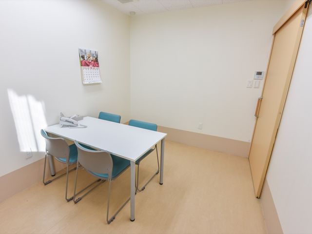 シンプルな多目的室 面談室 開放感のある明るい多目的室です。机と椅子が整えられ、さまざまな活動が行える空間となっています。