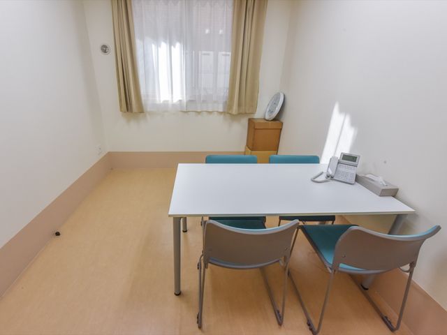 シンプルな会合室 会議室 落ち着いた色合いの多目的室で、座り心地のよい椅子が優しい雰囲気を演出しています。打ち合わせやレクリエーションにご利用いただけます。