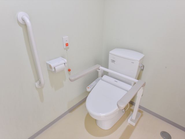 バリアフリートイレの様子 トイレ 手すりが設置されたバリアフリーのトイレです。安心して利用できる環境が整っております。
