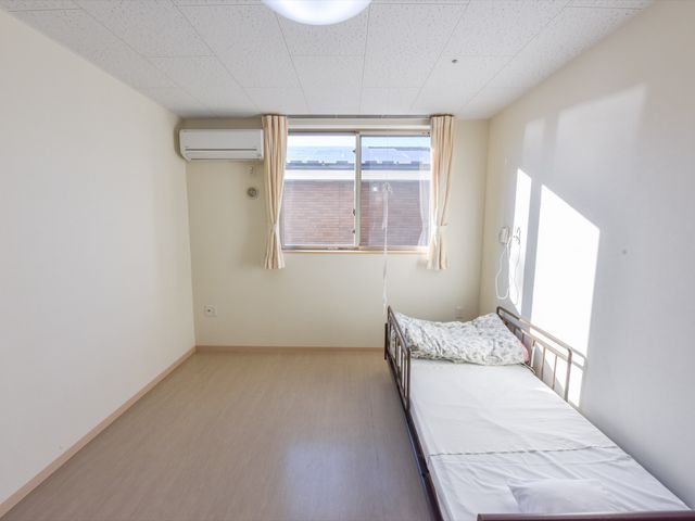 清潔なシングルベッドの居室 部屋 シンプルで清潔感のある居室は、十分な日当たりを確保しており、安心して過ごせる空間です。
