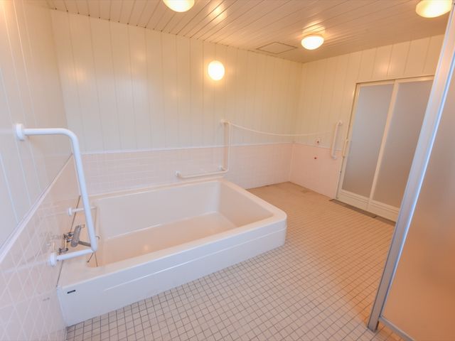 手すり付き清潔な浴室 浴室 広々とした浴室には手すりが設置され、安全に配慮された設計です。サポートが必要な方も安心してご利用いただける環境を整えています。