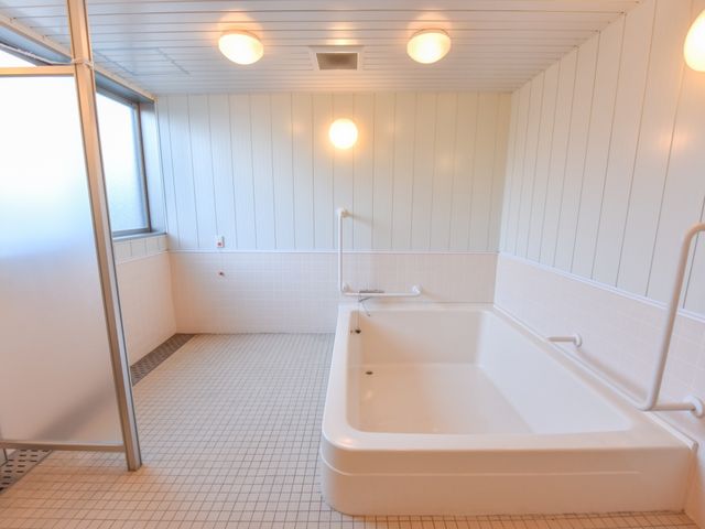 広々とした明るい浴室 浴室 広々とした浴室はバリアフリー設計で、サポートバーが設けられているため、お年寄りも安心してお使いいただけます。