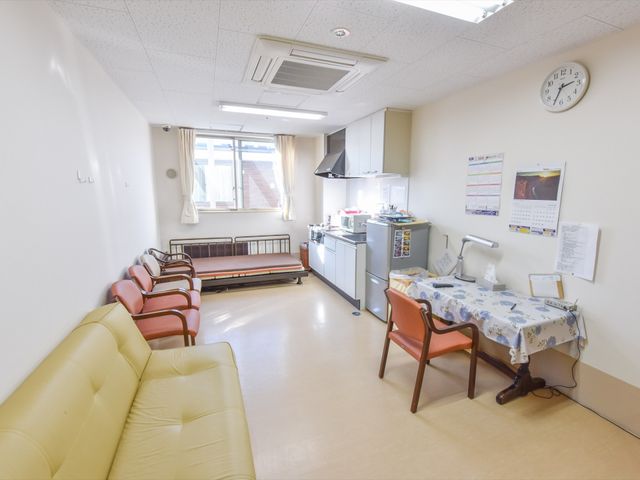 待合室の様子 スタッフルーム 落ち着いた色合いの待合室では、ゆったりとしたソファがお出迎えします。清潔感のある空間で、心地よい時間を過ごせそうです。