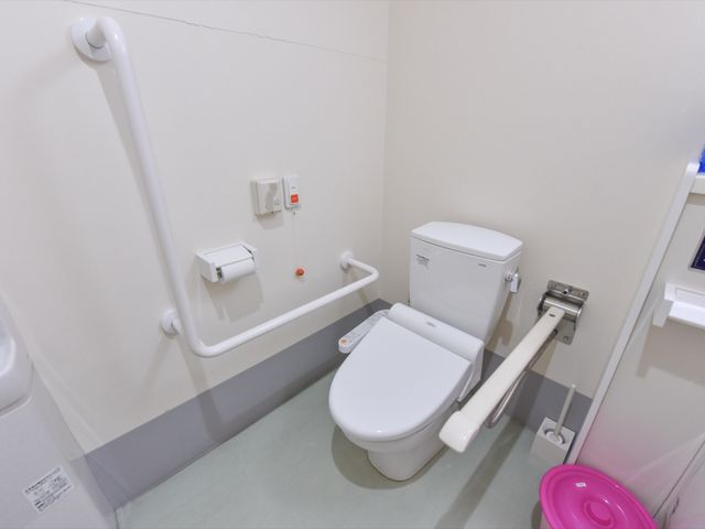 バリアフリー設計のトイレ トイレ 安心してご利用いただける手すり付きの清潔なトイレです。使いやすさを考えた設計で、皆様の快適な毎日をサポートします。