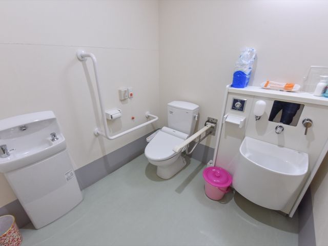 手すり付き清潔なトイレ トイレ 安全な手すりが備わったトイレでは、日々の快適なサポートを心がけております。清潔感のあふれる設備をご確認ください。