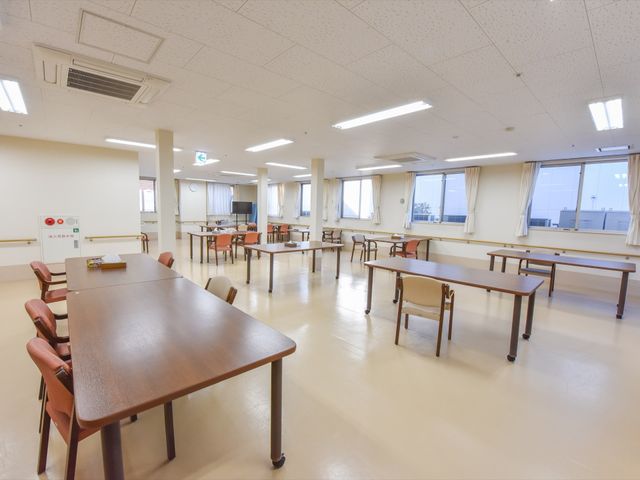広々とした快適な食堂 食堂 開放感のあるダイニングルームです。柔らかい光が差し込む中、居心地の良い食事の時間を提供しています。