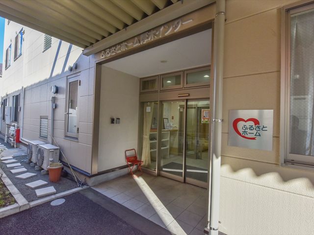 快適なエントランス エントランス 明るい日差しが差し込む快適なエントランスです。訪問者を温かく迎えるための、心地よい最初の一歩となるでしょう。