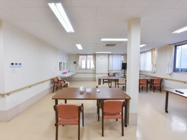 明るい居心地の良い空間 食堂 ゆったりとした多目的室は、柔らかな光が差し込む落ち着いた雰囲気です。日々のコミュニケーションの場として、快適な時間を過ごすことができます。