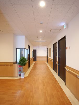 明るく清潔な廊下