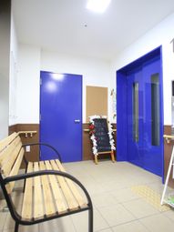 青いドアとベンチのエントランス