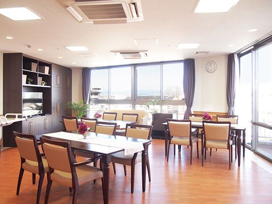 明るい食堂の様子