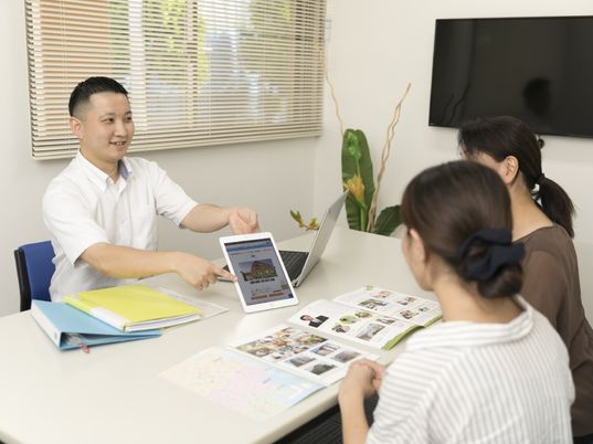 スタッフと相談する人々