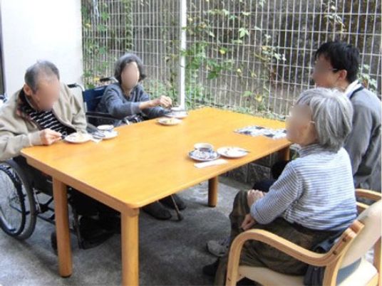 中庭でくつろぐ人々