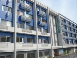 青い外壁の建物外観