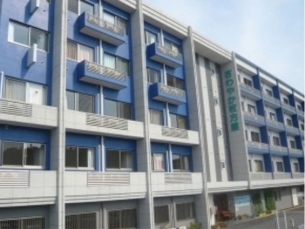 青い外壁の建物外観