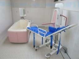 ピンクの浴槽とリフト