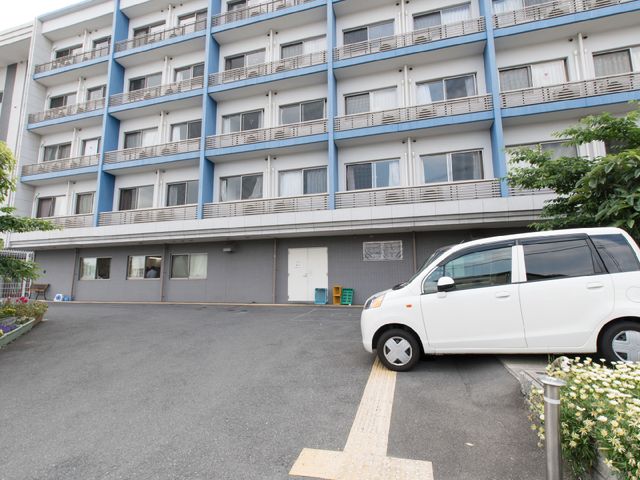 多階層建物の外観 駐車スペース1 落ち着いた色合いの建物前には、訪問者用の駐車スペースが整備されています。清潔感のあふれる場所で、新たな仕事を始めませんか。