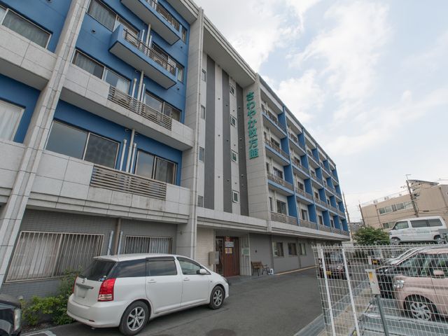 多階層のモダンな建物 駐車スペース2 広々とした清潔感が感じられる建物外観です。就業を検討されている方には落ち着いた環境がお待ちしております。